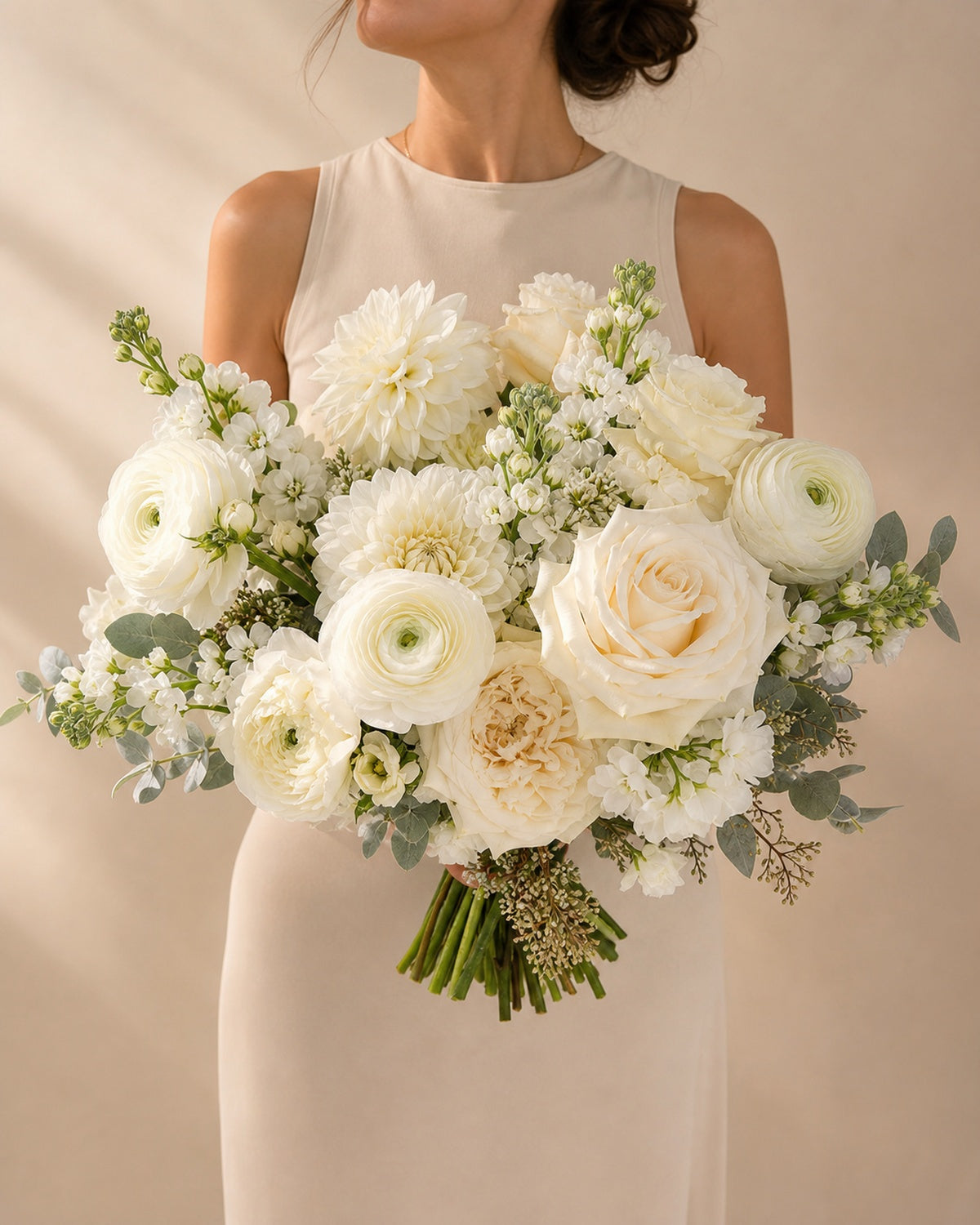 Cream event flowers for a polished Oahu event
